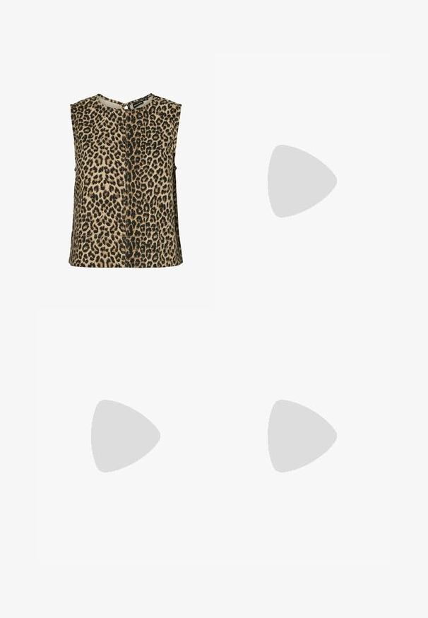 Bezrukávový top v béžovej tkanine s čiernym leopardím vzorom. Má okrúhly výstrih a otvor na zips na zadnej strane. Jednoduchý dizajn.; Plisovaná sukňa z krémovej tkaniny; má mäkkú textúru, stredne dlhý strih a symetrické plisovanie, ktoré sa tiahne od pásu po lem.; Hnedé semišové sandále na podpätku so špicatým otvorom, s nízkym zakriveným podpätkom a jemnou textúrou po celom povrchu.; PULL&BEAR SHOULDER  - Veľká kabelka - beige