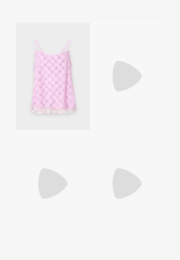 Top de tirantes finos en color rosa, adornado con un brillante patrón de diamantes de lentejuelas, con un dobladillo transparente y una textura de tela suave.; Vestido de satén marino con tirantes finos cruzados, detalle de volantes asimétrico en el lateral, silueta ajustada y bajo a la altura de la rodilla.; Las sandalias negras de tacón alto presentan finas correas con un diseño anudado, una punta cuadrada suave y un elegante tacón de aguja.; Bolso de mano en forma de corazón rojo con un diseño de mosaico, que presenta una correa de cadena metálica dorada y un cierre con broche en la parte superior. Textura brillante.; Pendiente de aro de plata con un acabado pulido, que presenta pequeños detalles en dorado y una forma redonda, llevado en el lóbulo.