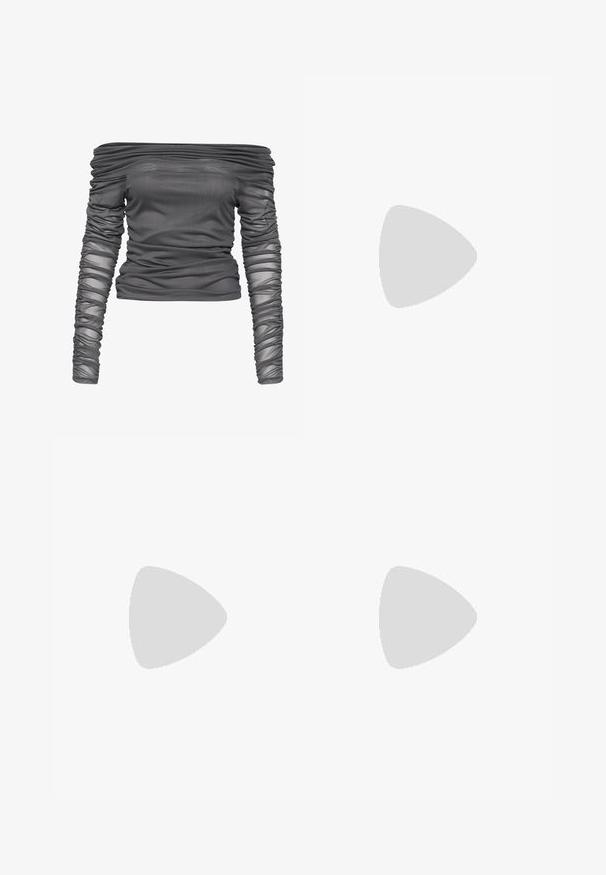 Top s naramenicama u tamnosivoj boji, izrađen od prozirnog, teksturiranog materijala; sadrži naborane detalje na rukavima i tijelu kako bi se postigao uski izgled.; Crne hlače ravnog kroja, s prednjim džepovima i bočnim prorezima na rubu. Izrađene od mekog i glatkog materijala. Pogodne za razne prigode.; Crne lakirane sandale na pete sa kvadratnim nosom, trakama oko gležnja i srebrnim kopčama. Imaju čvrst blok petu za stabilnost.; Crna kožna torba za nošenje s glatkom teksturom, pravokutnim oblikom i dvije duge ručke. Nema vidljivih metalnih dijelova ili ukrasa.