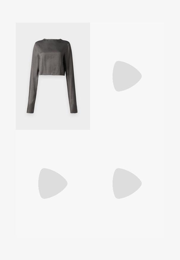 Čierno-biely houndstooth crop top s dlhými rukávmi, okrúhlym výstrihom a hladkým povrchom. Má priliehavý strih a rovný spodný lem.; Svetlomodré džínsy s rovnými nohavicami, s jemným opotrebovaním a stredne vysokým pásom. Obsahujú päť vreciek a pútka na opasok.; Čierne kožené členkové topánky s špicatou špičkou a blokovým podpätkom, kombinované s lesklými striebornými nohavicami, predvádzajúce elegantné textúry a kontrastné farby.; Sœur Taška cez plece - cognac