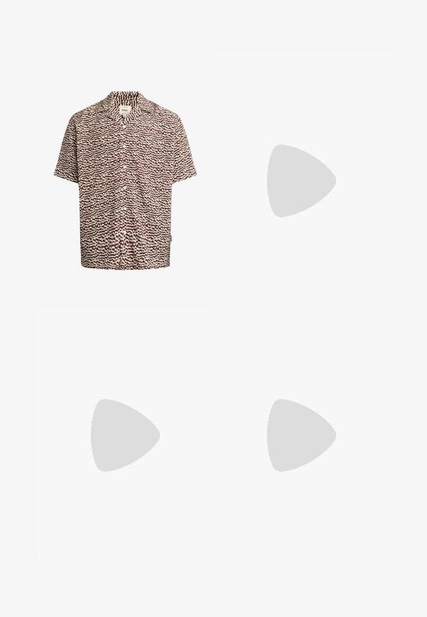 Redefined Rebel REMY SHIRT - Chemise - brown; Pantalons noirs avec un design de devant plissé, fabriqués à partir d'un tissu lisse. Comprend une fermeture par bouton et des passants de ceinture ; coupe droite.; Baskets en cuir blanc avec un système de laçage, surface texturée et une épaisse semelle en caoutchouc blanc présentant un bord cranté pour une meilleure adhérence.; Lunettes de soleil en métal avec des verres ovales verts. Monture en métal argenté mince et embouts d'oreille noirs. Design minimaliste, sans logos visibles.