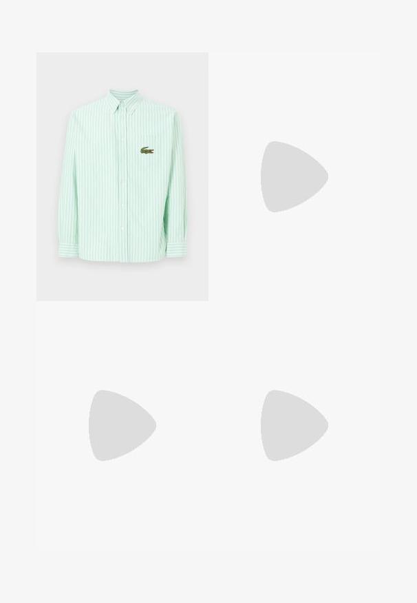 Lysegrøn og hvidstribet skjorte med knapper, der har en lomme med et grønt krokodillelogo. Den er kraveførende med lange ærmer.; Sort bomulds t-shirt med korte ærmer, rund halsudskæring og et lille grønt logo på venstre brystlomme. Enkel design, normal pasform.; Mørkegrå joggers med blød tekstur, elastisk talje, snørelukning og sidesømme med kontrasterende detaljer. Bred ben-design.; Grønne lærredssneakers med hvide snørebånd og en hvid hælkappe. Har et Lacoste-logo i hvid. Klassisk lav-top silhuet og gummisål.
