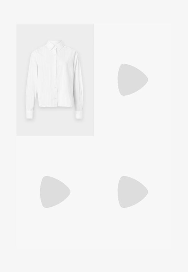 Camicia bianca a maniche lunghe realizzata in tessuto leggero. Presenta un colletto classico e sottili righe verticali. Design corto.; Jeans flare azzurri in denim, caratterizzati da una vita alta, tasche anteriori e un orlo grezzo ai polsini per un look casual.; Scarpa con tacco alto in pelle nera, con punta affusolata, texture liscia e tacco rastremato. Design minimalista, senza ulteriori decorazioni.; Borsa a tracolla in pelle nera con una texture morbida, forma triangolare e tracolla regolabile, abbinata a una camicia a righe blu chiaro e pantaloni bianchi.