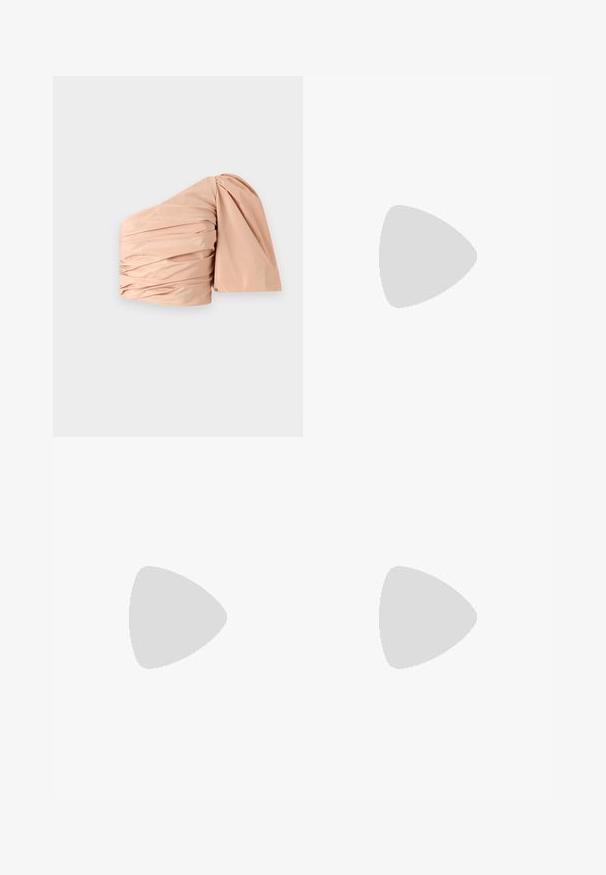 Top color pesco senza maniche con dettagli arricciati. Tessuto morbido e liscio con una manica a sbuffo strutturata. Design minimalista, senza motivi.; Abito nero doppiopetto con maniche corte, revers a scialle bianco e bottoni neri. Vestibilità su misura con un design strutturato.; T-shirt in cotone nero con maniche corte arrotolate, scollatura rotonda e etichetta rossa. Texture liscia, forma aderente con dettagli minimi.; Scarpa nera in pelle con tacco alto, punta affusolata, cinturino alla caviglia e tacco sottile. Texture liscia con un accento dorato alla base del tacco.