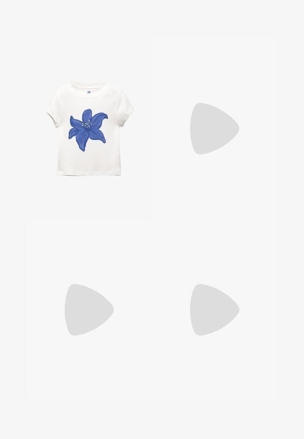 Hvid bomulds T-shirt med et stort blåt blomster graphic med gule accenter, rund halsudskæring og korte ærmer.; Lyseblå denimshorts med bred bendesign, med fem lommer, bæltesløjfer og lynlås. Glat tekstur med let falming.; Gule flip-flops med grønne stropper og teksturerede såler holdes af en hånd, set gennem en cirkulær ramme mod en strandbaggrund.; Sorte katteøje-solbriller med slanke, matte rammer, mørke linser og sølvdetaljer på stængerne. Moderne design med en skarp form.; Sort læder hobo taske med en blød, buet form. Har en bred toprem og rynker i bunden for en afslappet struktur.