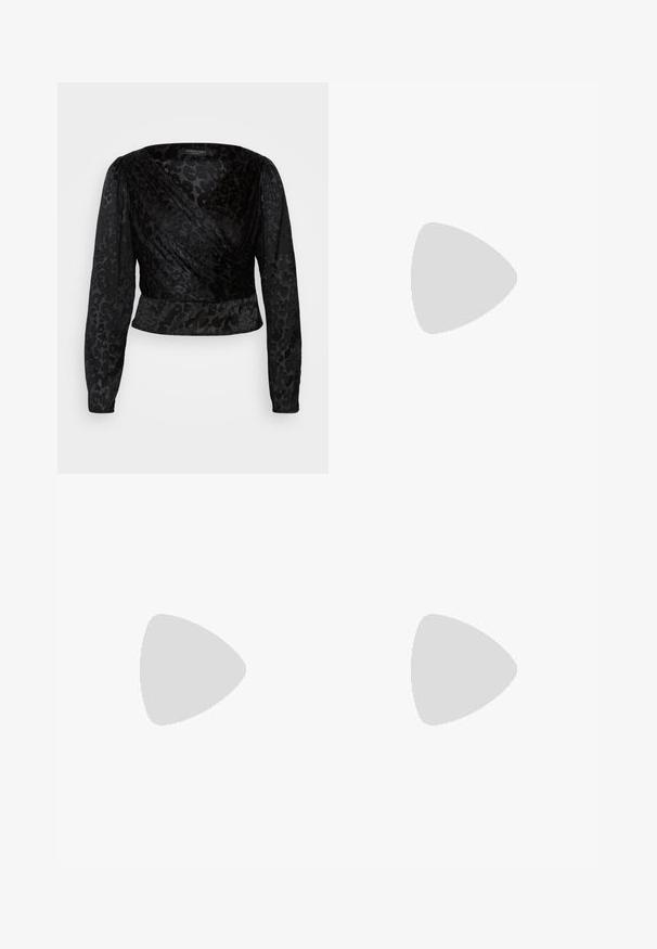 Top nero avvolgente con maniche lunghe trasparenti e un motivo leopardato a texture. Il tessuto è liscio con una silhouette aderente e un design a scollatura a V.; Pantaloni neri a gamba dritta, con tasche frontali e spacchi laterali all'orlo. Realizzati in tessuto morbido e liscio. Adatti a diverse occasioni.; Décolleté in vernice nera con punta affusolata e tacco in geometria cubica. Presentano un design elegante e minimalista, con una texture liscia.; Borsa a tracolla nera in pelle con una forma curva, manico rimovibile e accessori dorati. La borsa presenta una patta con un dettaglio a fibbia.