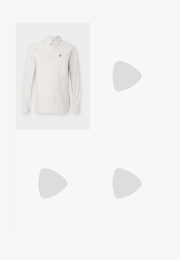 Hvit skjorte med knapper laget av bomull med lange ermer. Inkluderer en liten grønn brodert fuglelogo på lommen til venstre på brystet.; Langermet polo skjorte i lys beige, laget av glatt stoff, med polo krage, to knappelukking, og en liten logo lapp på brystet.; Mørkeblå denimjeans med rette ben, med oransje sømmer, glidelås og frontlommer. Glatt tekstur og standard linning.; Hvit sneakers med en glatt skinnoverdel og lav profil. Har en rund tå, seks snøring hull, og en teksturert gummisåle.