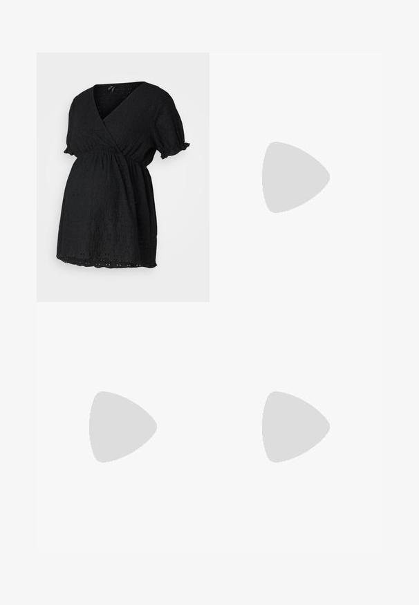 Vero Moda Maternity VMMULRIKKE BRODERIE ANGLAIS - Bluse - black; Schwarze, locker sitzende Hosen aus weichem Stoff mit einem Bindegürtel in der Taille, ausgestattet mit einem drapierten Design und cropped Länge.; Weißer Sneaker mit einem strukturierten Obermaterial, schwarzem Fersenakzent, flachen Schnürsenkeln und einer dicken weißen Sohle. Verfügt über ein Metall-Logo an der Seite.; Schwarze Handtasche mit strukturierter Form, glatter Textur und einem metallischen Verschluss. Kombiniert mit weiten schwarzen Hosen und offenen Sandalen auf einem Holzboden.