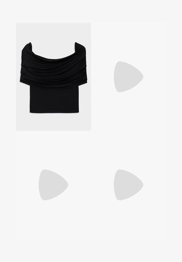 Top preto com alças caídas, tecido drapeado, textura suave e design ajustado. Apresenta uma bainha lisa e minimalista na cintura.; Vestido maxi preto sem alças feito de um tecido liso e brilhante. Possui um corpete ajustado e uma silhueta fluida, alcançando o chão sem adornos.; Sandal de couro envernizado preto com três tiras, fivela no tornozelo e salto agulha de 10 cm. Apresenta detalhes em hardware dourado e um charme com logotipo.; Bolsa de couro preta com um design curvado, apresentando tachas prateadas, uma fivela e dois bolsos laterais. Alça ajustável para opções de transporte.