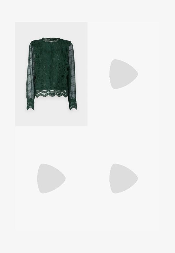 Žalia nėrinių blusa, kuri pasižymi sudėtingais raštais, banginėmis briaunomis ir pusiau skaidriomis ilgomis rankovėmis su apvaliu iškirpimu ir dekoratyviniu apvadu.; Šviesiai mėlynos flared džinsai, pagaminti iš džinsinio audinio, su aukštu liemeniu, penkiomis kišenėmis ir vienu mygtuko užsegimu. Minkštas paviršius su išblukusiu efektu.; Juoda lakuota Mary Jane bateliai su smailiu nosiu, reguliuojama juosta ir bloko kulnu, pasižymintys blizgiu paviršiumi ir minimalistiniu dizainu.; Juodas odinis peties krepšys su lygiu paviršiumi ir reguliuojama dirželiu, derinamas su nublukusiais plačiapurčiais džinsais ir sportiniais batais.