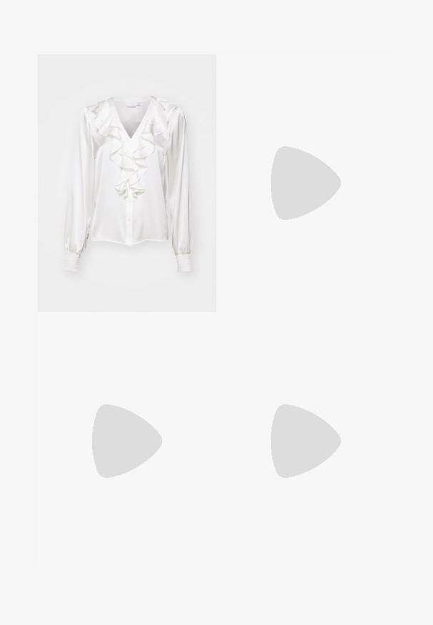 Blusa bianca a maniche lunghe in tessuto setoso, con scollatura a V e dettagli arricciati, e polsini elasticizzati. Tessuto liscio con chiusura a bottoni.; Sister Jane HEART TO HEART - Jeans a sigaretta - blue denim; Scarpa piatta in pelle rossa con punta affusolata, dotata di un cinturino laterale con fibbia in metallo e un tacco basso nero. Texture liscia su tutta la superficie.; Borsa a tracolla in pelle rossa con un design angolare e geometrico. Presenta una singola tracolla regolabile e una chiusura a patta con dettagli cuciti.