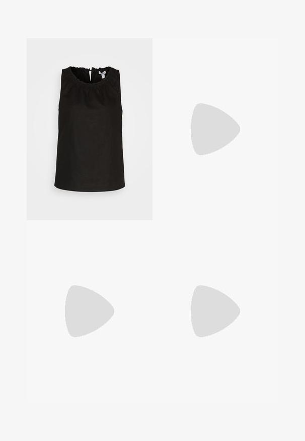 Esprit Top - black; Pantaloni a gamba larga scuri con vita strutturata e pieghe. Realizzati in tessuto leggero, presentano una texture liscia e senza motivi visibili.; Mocassino in pelle verniciata marrone con punta quadrata, accentato da catena metallica e tacco basso; texture liscia, design minimalista.; Borsa nera con forma strutturata, texture liscia e una chiusura metallica. Abbinata a pantaloni neri larghi e sandali open-toe su un pavimento in legno.