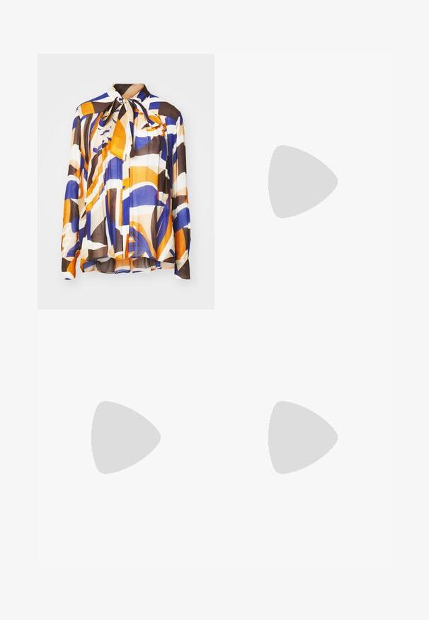 Mehrfarbige Bluse mit kräftigen abstrakten Mustern in Orange, Blau und Braun; besitzt einen Bindekragen und eine plissierte Textur. Hergestellt aus leichtem Stoff.; Schwarze, taillierte Hose mit geradem Bein, aus einem glatten Stoff und mit klaren Falten an der Vorderseite. Keine sichtbare Hardware.; Schwarze Leder-Slingback-Pumps mit spitzem Schuhblatt, ausgestattet mit einem schlanken Absatz und einem goldfarbigen Akzent am verstellbaren Riemen. Glatte Textur.; Schwarze Lederhandtasche mit einem strukturierten Design, das eine verkürzte Form, einen oberen Griff und goldfarbene Hardware-Details aufweist. Verstellbarer Schulterriemen ist enthalten.