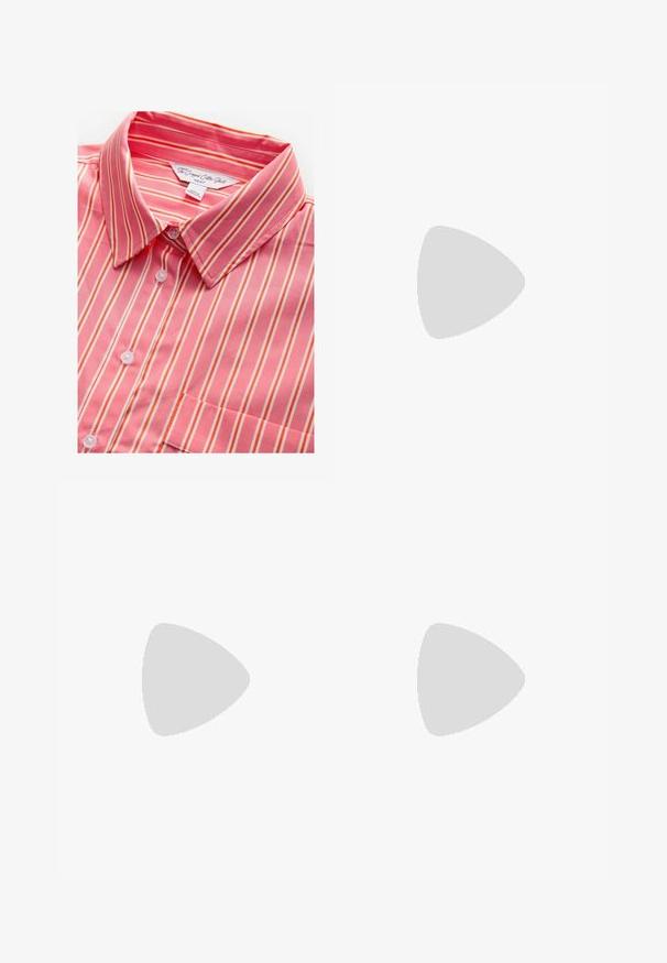 Roze en witte gestreepte gekorte katoenen shirt met een kraag, voorzien van knoopsluiting en een enkele borstzak. Zachte textuur en lichtgewicht stof.; Beige geplooide rok gemaakt van een gestructureerde stof. Voorzien van een tailleband met riemlussen en een logopatch aan de linkerzijde.; Rode suède sneakers met witte accenten, met een textuurmateriaal, ronde neus en een gouden logo aan de zijkant, gedragen met zwarte broek.; Rode glanzende leren handtas met een driehoekige vorm, brede opening aan de bovenkant en een enkele gebogen handgreep. Gladde textuur met minimale stikseldetails.