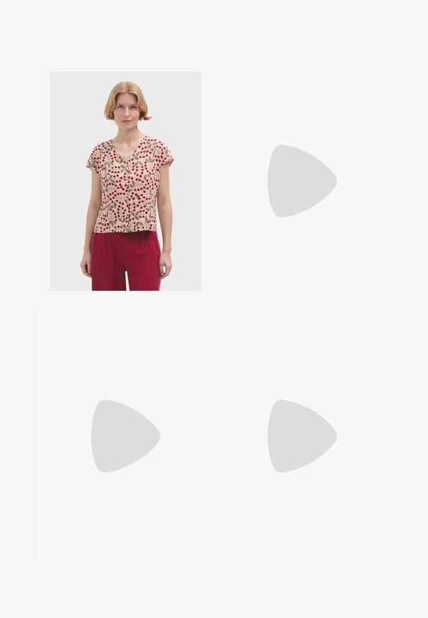Blusa a maniche corte in tessuto beige con motivi floreali rossi e foglie verdi, dotata di scollo a V e vestibilità comoda.; Jeans in denim chiaro con taglio a gamba larga. Presentano il classico design a cinque tasche, chiusura con bottone e una leggera scoloritura per un aspetto rilassato.; Ballerina nera in rete con punta affusolata, cinghia decorativa e accento sottile. Presenta un design a rete aperta e suola piatta.; Borsa a tracolla intrecciata marrone con silhouette arrotondata, dotata di manico superiore e superficie testurizzata. Design compatto con base piatta per maggiore stabilità.