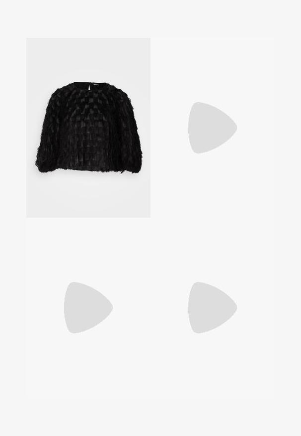 Cloacă neagră scurtă cu o suprafață texturată care prezintă modele țesute și franjuri. Decolteu rotund și închidere cu fermoar la spate.; Pantaloni din piele neagră, cu o croială lejeră, având un design drept, buzunare frontale și detalii de cusătură vizibile.; Botine negre din piele, cu vârf ascuțit și tocul mic. Prezintă un accent din lanț auriu la gleznă. Încadrate de o suprafață texturată din piatră.; Geantă de mână din piele neagră, cu o formă rectanguală, textură netedă, curea subțire pentru umăr și design minimalist.