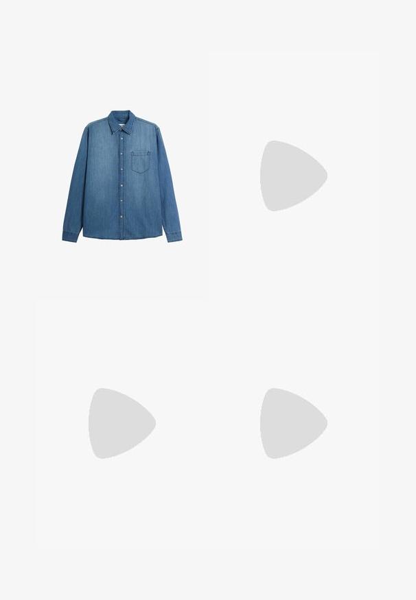 Lichtblauwe denim overhemd met lange mouwen, knoopsluiting, kraag en een enkele borstzak. Heeft een gladde textuur en een rechte snit.; Witte katoenen t-shirt met een ronde hals, korte mouwen en een relaxte pasvorm. Heeft een eenvoudig ontwerp zonder patronen of accenten.; Zwarte broeken van gladde stof, met een recht model, twee voorknikken en een standaard tailleband met riemlussen.; Witte lage sneakers met een donkergroene Nike swoosh, veters en accentkleuren op de zool, weergegeven in profiel op een effen witte achtergrond.