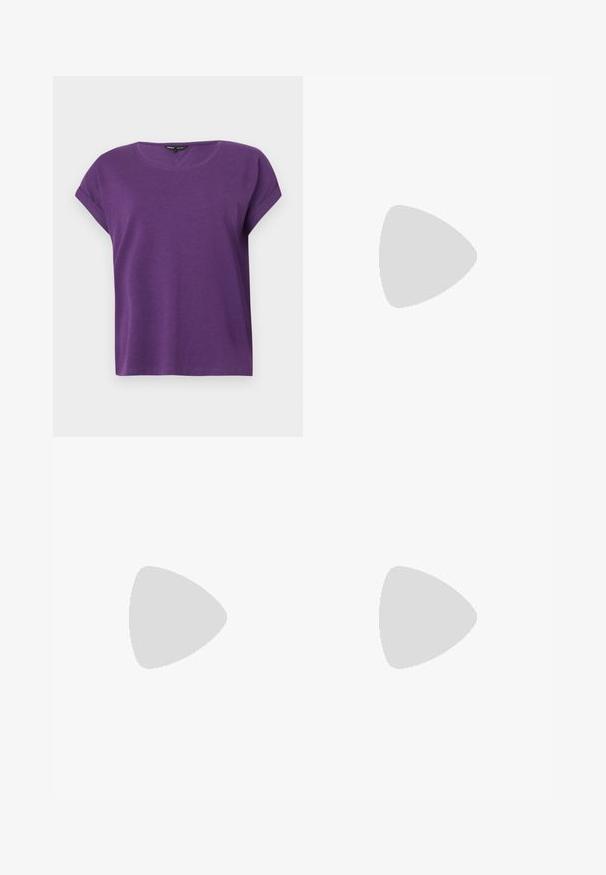 ONLY MOSTER O-NECK - Blus - imperial purple; Svarta vida byxor i denim, med en strukturerad midja, bältesöglor och framfickor. Slät textur med en klassisk design.; Svart läderpumps med spetsig tå, ankelrem och kraftig klack. Slät textur, stilren design och minimalistisk estetik.; Svart lädertoffelväska med slät textur, rektangulär form och två långa handtag. Ingen synlig hårdvara eller dekorationer.