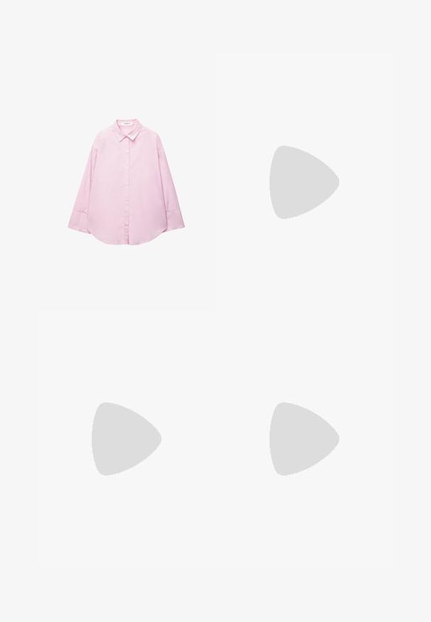 Růžová košile s dlouhým rukávem a svislými bílými pruhy, zapínání na knoflíky, klasický límec, zaoblený lem a volný střih. Bavlněný materiál.; Hnědé džíny s širokými nohavicemi vyrobené z denimu, s vysokým pasem, předními kapsami a klasickým zapínáním na knoflík. Hladká textura s jemným švem.; Hnědé kožené sandály s výřezovým designem, nastavitelnou boční sponou a plochou podrážkou, s kovovými detaily a otevřenou špičkou.; Světlá šedá kožená taška s U-tvarovaným designem a zakřivenou kovovou rukojetí. Hladký povrch s minimálním šitím a bez viditelných vzorů.