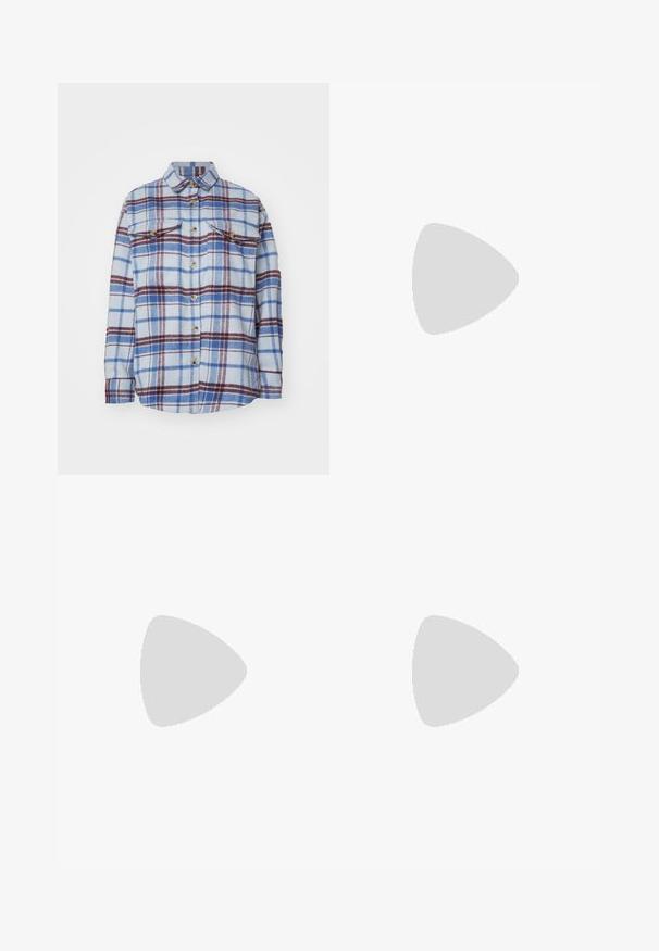 Camicia a quadri blu chiaro, con strisce rosse e blu navy, due tasche sul petto e dettagli con pulsanti dorati. Tessuto morbido.; Gonna nera di pelle con spacco frontale, vita alta e stile denim classico. Presenta tasche e dettagli di cucitura per una maggiore texture.; Stivali neri al ginocchio con suola spessa, texture in pelle liscia, cerniera laterale e design minimalista, abbinati a una gonna nera con spacco.; Collana in metallo argentato con spesse maglie intrecciate, finitura lucida e un piccolo gancio con dettaglio del marchio.
