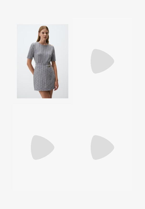 Korte mouw jurk in een zwart-wit geblokt patroon, met gouden knoopaccenten en een fitted taille. Gestructureerd materiaal.; Lichtblauwe denim shorts met een hoge taille, vier zakken en zichtbare stiksels. Gemaakt van gestructureerde denimstof.; Zwarte leren loafer met een ronde neus, decoratieve gouden hardware en een stevige rubberen zool met een geprofileerd grippatroon.; Schildpadvormige zonnebril met geel getinte lenzen, rechthoekige vorm en een kenmerkende uitsparing in de brug. Textuurarmen maken het ontwerp af.; Marineblauwe leren handtas met een gladde afwerking, met een ronde vorm, gevouwen bovenkant en een enkele schouderband. Inclusief zilveren accenten.; Meervoudige ketting met romige witte parels van verschillende groottes, bevestigd met een eenvoudige zilverkleurige sluiting en accenten.