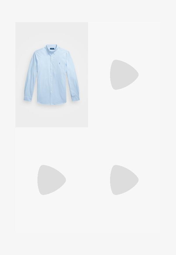 Camisa de manga larga a cuadros azul claro con cuello abotonado, que presenta un logo en el lado izquierdo del pecho y cierre frontal con botones.; Camisa polo blanca de algodón, con un collar clásico, una tapeta de tres botones y un bolsillo en el pecho izquierdo; pequeño logo en el dobladillo.; Pantalones de algodón beige con corte recto, que cuentan con un cierre de botón y pliegues en la parte frontal para un detalle adicional.; Mocasines de ante azul marino con costura trenzada, suela de goma flexible y logo en relieve en el talón. Presentan un perfil bajo y un diseño de punta redondeada.