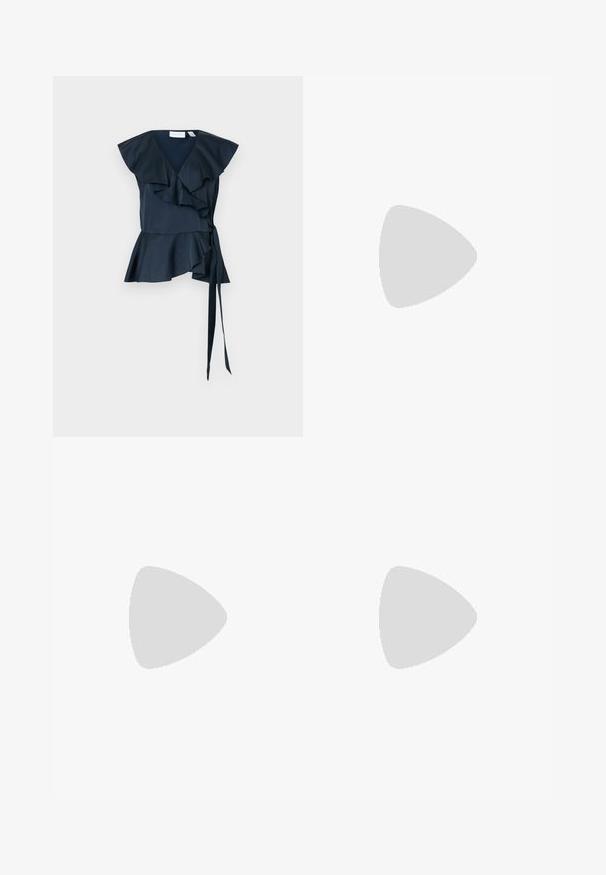 Navy Seiden-Wickeloberteil mit gerafften Ärmeln und gebundenem Taillenbereich. Ausgestellter Saum mit geschichteten Rüschen, die das strukturierte Design betonen.; Schwarze Polyester-Culotte mit einem elastischen Bund, zwei vorderen Falten und einer lockeren Silhouette. Keine sichtbaren Muster oder Hardware-Details.; Schwarze patentierte Sandalen mit Absatz, quadratischer Spitze, Knöchelriemen und silbernen Schnallen. Mit einem stabilen Blockabsatz für mehr Stabilität.; Schwarze Tote-Bag aus glattem Leder, mit einem abgerundeten, offenen Oberteil, zwei Schulterträgern und einem minimalistischen Design.