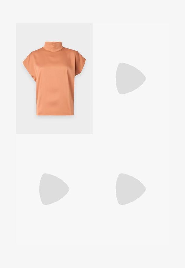 T-shirt z krótkim rękawem w miękkim odcieniu terakoty, o gładkiej fakturze i luźnym kroju, bez widocznych zapięć czy wzorów.; Czarne spodnie o dopasowanym kroju z prostymi nogawkami, o gładkiej fakturze i wyraźnych zagięciach z przodu. Bez widocznych elementów metalowych.; Czarne skórzane sandały na obcasie z regulowanym paskiem na kostkę, otwartym noskiem i kwadratowym obcasem. Gładka faktura, minimalistyczny styl.; Czarna skórzana torebka o strukturalnym designie, z przyciętą formą, górnym uchwytem i złotymi akcentami. W zestawie regulowany pasek na ramię.