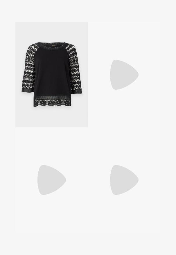 Maglietta nera con maniche in pizzo a tre quarti, decorata con motivi floreali. Corpo liscio, collo a costine e dettagli in pizzo sull'orlo.; Pantaloni neri con design sartoriale, caratterizzati da vita alta, pieghe e gamba dritta. Realizzati in un tessuto liscio di un colore uniforme.; Sandali neri con tacco alto presentano sottili cinturini con design annodato, una punta quadrata liscia e un elegante tacco a spillo.; Borsa a mano metallica grigia chiara con tracolla a catena, impreziosita da piccoli chiodi metallici circolari e da un logo triangolare del marchio.; Orecchini a cerchio in argento con una finitura liscia e lucente. Forma arrotondata, design leggero, con chiusura a perno.