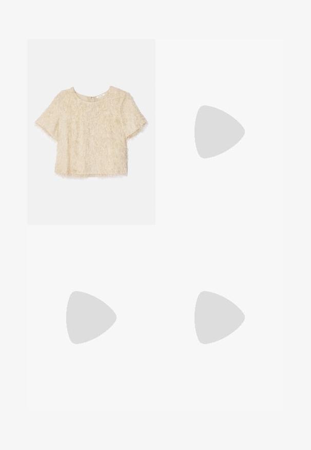 Top corto a maniche corte in beige chiaro, con una texture morbida e un collo rotondo con zip nascosta sul retro.; Pantaloni neri a gamba larga con vita alta, caratterizzati da pieghe frontali, una texture liscia e una finitura sartoriale. Progettati per un fit rilassato.; Scarpa con tacco alto in pelle nera, con punta affilata e tacco arrotondato e bombato. Texture liscia con un design elegante e minimalista.; Borsa a mano in pelle marrone con chiusura dorata e manico a catena corto dorato, caratterizzata da una morbida texture arricciata su sfondo bianco.
