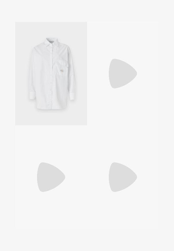 Calvin Klein Jeans LONG UTILITY SHIRT - Camicia - bright white; Pantaloni neri su misura con un design a gamba dritta, caratterizzati da una texture liscia e pieghe ben definite sul davanti. Senza hardware visibile.; Décolleté slingback in vernice nera con punta affilata, tacco basso e design con aperture sul vamp. Accento in hardware color oro sul lato.; Borsa a mano in pelle nera con un design strutturato, caratterizzata da una forma corta, manico superiore e accessori in metallo dorato. Inclusa tracolla regolabile.