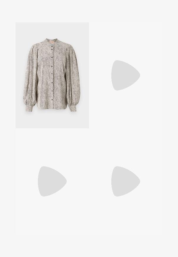 Chemisier boutonné, en tissu léger, blanc avec un imprimé à pois noirs, col haut, manches bouffantes et fermé par des boutons noirs.; Pantalon noir ajusté avec une coupe droite, présentant une texture lisse et des plis nets sur le devant. Aucune quincaillerie visible.; Talons hauts en cuir noir avec un bout pointu, dotés d'un talon fin et d'un accent en ton or sur la lanière réglable. Texture lisse.; Sac à main en cuir noir avec un design structuré, featuring une forme cropped, une poignée supérieure et des accents en matériel doré. Bandoulière réglable incluse.