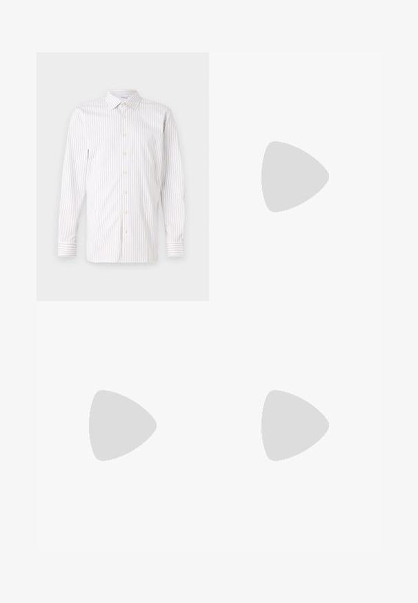 Világos színű csíkos ing, gombos gallérral, hosszú ujjal és gyöngyházgombokkal. Váltakozó vékony világos és sötét csíkokkal rendelkezik.; Fekete rövid ujjú pamut póló, kerek nyakkal és egy kis géppel hímzett logóval a mellrészen. Sima tapintás, szabványos illeszkedés.; Fekete nadrág egyenes szárú kialakítással, sima anyagból készült. Elöl redők és egy gombos záródás található a derékon.; Fekete bőr loaferek sima felülettel, díszítő pánttal és kontrasztos varrással, bézs nadrággal párosítva.