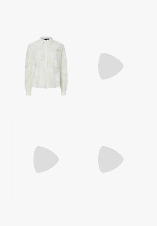 Witte blouse met lange mouwen, voorzien van een bloemenkant structuur, knoopsluiting aan de voorkant, klassieke kraag, enkele borstzak en omgeslagen mouwen.; Zwarte leren rok met een middellange ontwerp, voorzien van een split aan de voorkant, klassieke riemlussen en gestikte details langs de naden.; Gevlochten hoge hak sandalen met een vierkante teen, voorzien van een luipaardprintpatroon in bruin- en zwarttonen op een glanzende afwerking.; Bruine lakleren handtas met een rechthoekige vorm, twee lange handvatten en subtiele gebogen accenten aan de voorkant.