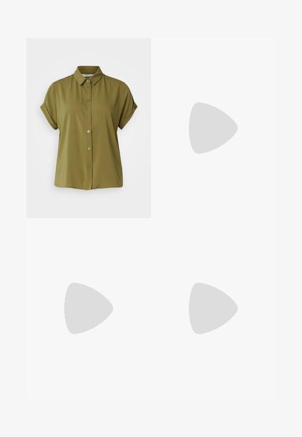 Samsøe Samsøe MAJAN SHIRT - Camicia - olive; Jeans in denim azzurro chiaro con vita alta, taglio a gamba larga, due tasche laterali e design plissettato. Texture morbida con una finitura sbiadita.; Mocassini in suede blu con suola piatta, caratterizzati da un design cucito lungo i bordi e un accento metallico decorativo nella parte anteriore.; Tre anelli metallici: uno in oro rosa, uno in oro con dettagli in rilievo e uno in argento, tutti con marchi incisi sulla parte interna.