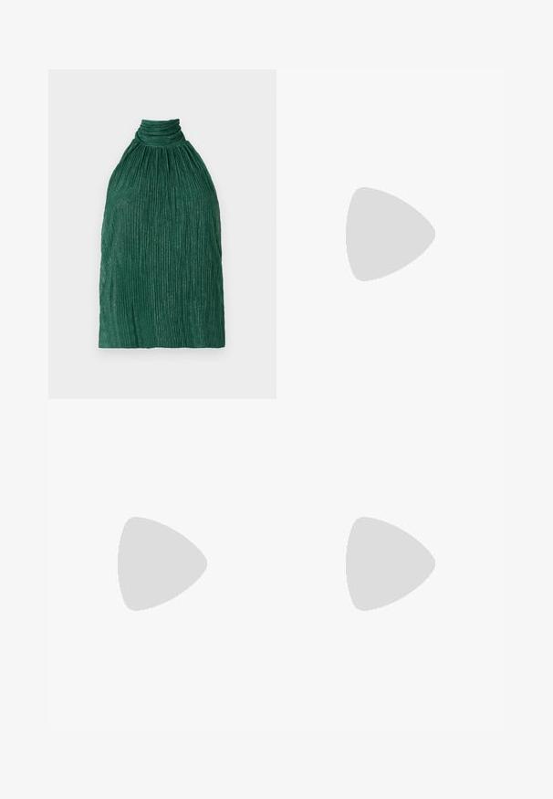 Top plissettato verde con collo alto. Realizzato in tessuto testurizzato, presenta un design arricciato e righe verticali per un maggiore volume.; Pantaloni neri su misura con un design a gamba dritta, caratterizzati da una texture liscia e pieghe ben definite sul davanti. Senza hardware visibile.; Tacchi slingback in pelle nera con punta affusolata, caratterizzati da un tacco alto e un accento dorato sulla cinghia regolabile. Texture liscia.; Borsa a mano in pelle nera con un design strutturato, caratterizzata da una forma corta, manico superiore e accessori in metallo dorato. Inclusa tracolla regolabile.