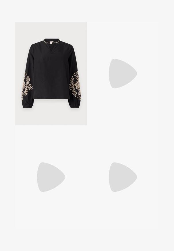 Blusa nera con scollatura a V e maniche lunghe. Presenta una decorativa ricamo beige sulle maniche e un dettaglio di colletto arricciato. Tessuto morbido.; Pantaloni neri a gamba larga in denim, con una vita strutturata, passanti per la cintura e tasche frontali. Texture liscia con un design classico.; Pump in pelle nera con punta affusolata, cinturino alla caviglia e tacco spesso. Texture piatta, design elegante ed estetica minimalista.; Borsa tote in pelle nera con texture liscia, forma rettangolare e due manici lunghi. Nessun hardware o decorazione visibile.