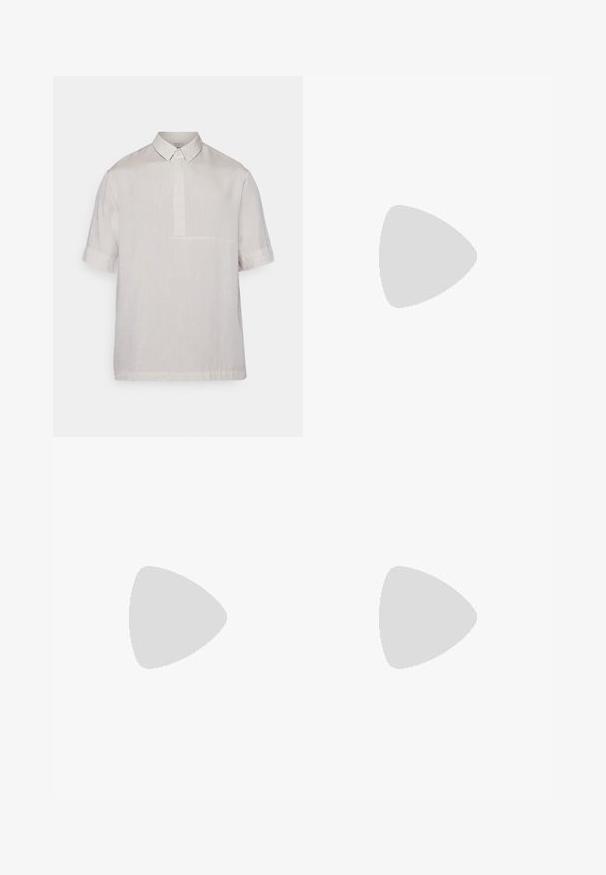 Korte ermers skjorte med krage i lys beige lin. Har en halv knappestolpe og subtil tekstur. Renslig, minimalistisk design.; Lys grå langermet polo skjorte laget av myk stoff, med krave i hvit og fire knapper. Jevn tekstur, uformell design.; Mann som står innendørs iført en brun kordfløyelsjakke med rustfargede flekker, hvit t-skjorte, løse blå jeans og hvite sneakers.; Grå og svart Nike løpesko med synlig fjærlignende demping under sålen og en hvit swoosh-logo på siden.