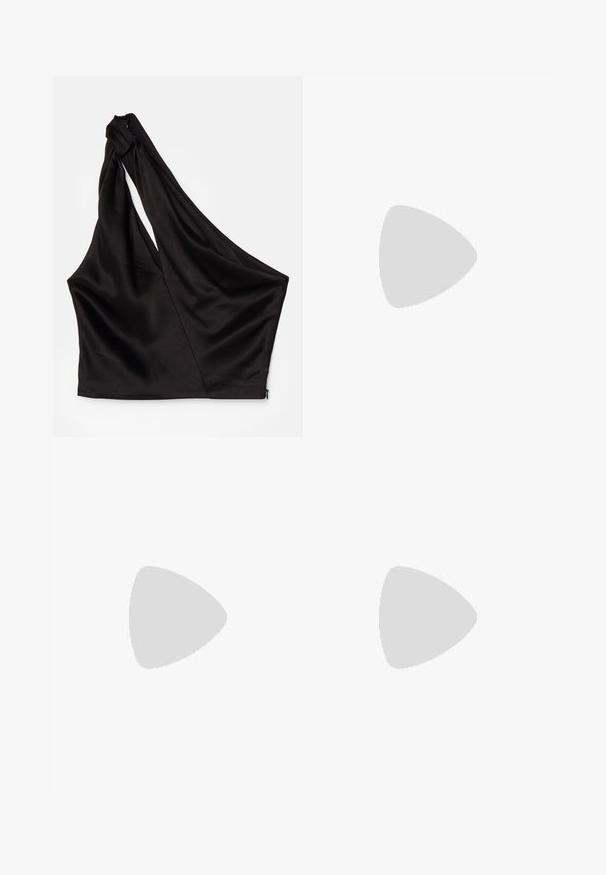 Asimetrična crna satenasta bluzica s jednim naramenicom, koja ima drapirani dizajn i zatvaranje patentnim zatvaračem s bočne strane. Mekana tekstura.; Crne široke hlače izrađene od glatkog materijala, s visokim strukom, nabranim detaljima i krojem po mjeri. Jednostavan crni hardver na struku.; Crne kožne gležnjače s šiljastim vrhom i širokim kvadratnim potpeticom. Glatka tekstura s bešavnim dizajnom i minimalističkim šavovima.; Ree Projects ANN - Ručna torba - beige