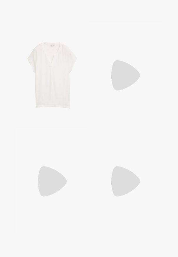 Top blanco de manga corta con escote en V y corte relajado. Fabricado en una tela ligera, presenta un brillo sutil y una textura suave.; Pantalones de pierna ancha negros con un tejido texturizado, una cinturilla elástica y un lazo desmontable en la cintura para un ajuste ajustable.; Zapato de tacón negro de cuero con punta afilada y tacón bajo cuadrado. Presenta una correa para el tobillo con una hebilla en tono dorado. Textura suave.; Bolso negro con forma estructurada, textura suave y un cierre metálico. Combinado con pantalones anchos negros y sandalias de dedo en un suelo de madera.