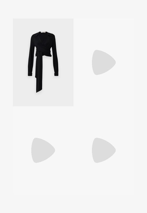 Sort indpakningsbluse med lange ærmer, sprede krave og bindebånd i taljen. Lavet af et glat stof med en let struktur.; Hvide, højtaljede bukser med bred ben lavet af denim. Har en knaplukning, to forlommer og sidesømme med syningsdetaljer.; Sorte læder Mary Jane flad sko med en rund tå, udstyret med sølvfarvede runde nitter og en justerbar rem med spænde.; Brun suede tote taske med dobbelthåndtag, en lukning med knap og en afslappet, let slaskete form.