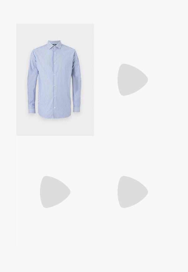 Sinine ja valge triibuline nööbiga särk kraega, pika varrukaga ja sirge hemiga. Pehme kangas ja klassikaline lõige.; Heledad helesinise värvi laiad püksid, mis on valmistatud siledast materjalist, esitades ees voldid ja elastse vöökoha mugavuseks.; Mustad mustad nahast loafers, sujuva viimistlusega, ümar sirge ja dekoratiivne tikand peal. Madal ja kergelt kuhjatud konts ning kerge läige.; Mustast nahast käekott, mille pinnal on leitud reljeefseid tähti, kahe tugeva sangaga ja avara, struktureerimata disainiga.