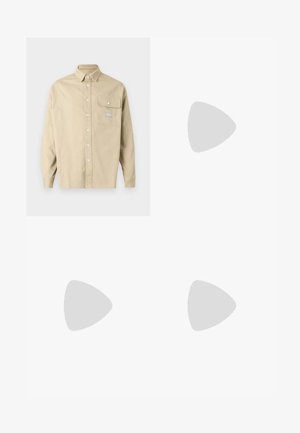 Maglietta beige a maniche lunghe con un colletto appuntito e una tasca con patta abbottonata che presenta una piccola toppa decorativa.; Pantaloni larghi viola con stampa mappa in una tonalità più chiara. Realizzati in tessuto morbido, presentano pieghe e una cintura elastica.; Sandal grigia a due cinturini con soletta in sughero e suola in gomma. Presenta fibbie metalliche regolabili e un materiale superiore liscio.; Occhiali da sole tortoiseshell marroni con lenti verdi, forma quadrata e dettagli in metallo. Caratterizzati dal logo sulla tempia sinistra. Finitura opaca.