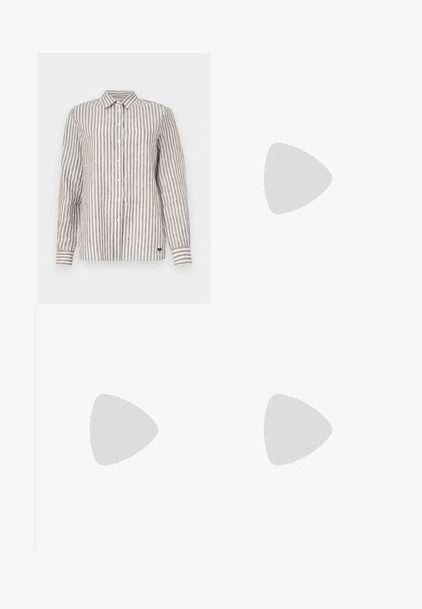 Knaset skjorte i lys beige med mørkebrune lodrette striber. Krave-design, lange ærmer og et lille logo nederst til venstre.; Strikket hvid midi-nederdel med et tekstureret mønster med vertikale linjer og udskæringer nær kanten. Elastisk talje. Blødt materiale.; Sort læderballetsko med rund tå, glat tekstur, minimal syning og et fleksibelt såldesign.; Brun læder håndtaske med flaplukning, hardware i gyldent tone, en skulderrem og en glat overflade. Kompakt rektangulær form.