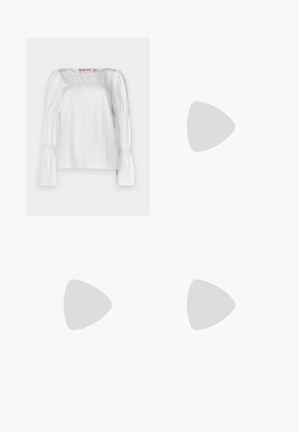 Blusa bianca con maniche lunghe e a sbuffo, con dettagli arricciati sui polsini. Tessuto liscio con una vestibilità semplice e rilassata e scollatura rotonda.; Pantaloni neri a gamba larga con frontale piatto, pieghe e una texture del tessuto liscia. Presentano una vita alta e un taglio sartoriale per una vestibilità strutturata.; Mocassini in pelle nera con tacco piatto, dotati di un dettaglio decorativo in metallo dorato nella parte anteriore e una superficie liscia.; Borsa nera con forma strutturata, texture liscia e una chiusura metallica. Abbinata a pantaloni neri larghi e sandali open-toe su un pavimento in legno.