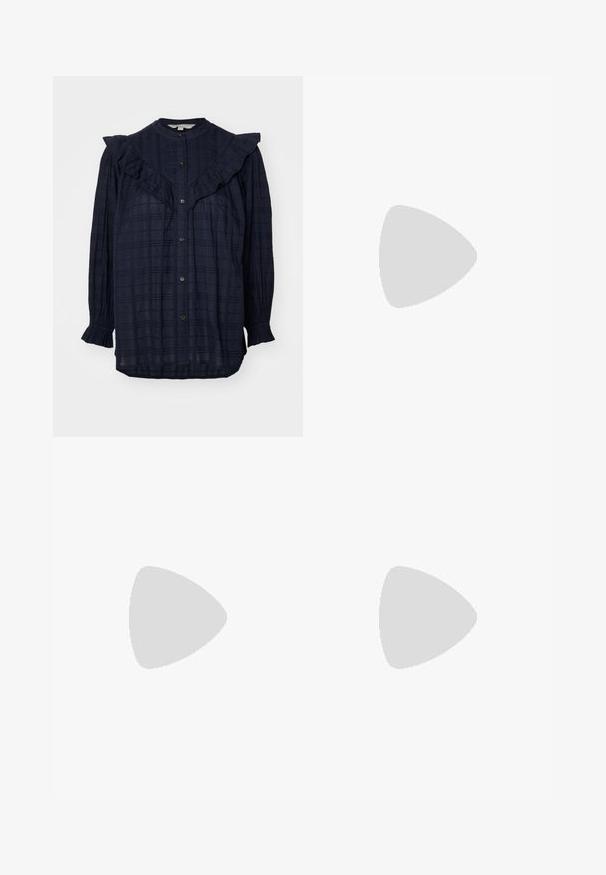 Marineblaues Button-Down-Hemd mit Rüschendetails am Kragen und an den Manschetten. Die strukturierte Stoffoberfläche weist ein dezentes Karomuster auf.; Navyblaue, weit geschnittene Hose mit vertikalen weißen Streifen, elastischem Bund und drei weißen Streifen an jeder Seite, aus leichtem Material gefertigt.; Schwarze Lederflats mit spitzem Zehenbereich und Knöchelriemen mit goldener Schnalle. Glatte Textur mit leicht glänzender Oberfläche.; Braune, texturierte Handtasche aus weichem Fleece-Material mit rechteckiger Form, doppelten oberen Griffen und einem abnehmbaren braunen Riemen.