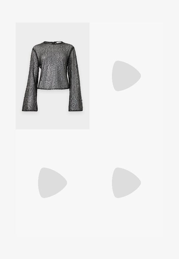Schwarzes, langärmliges Oberteil mit durchsichtigem Design, das mit strukturierten Pailletten verziert ist und einen runden Ausschnitt hat. Die Kanten sind mit schwarzem Saum versehen.; Helle, blaue Jeans mit weit ausgestellt Bein und hoher Taille, ausgestattet mit zwei Knöpfen und vorderen Taschen. Der Stoff hat eine ausgewaschene Textur mit subtilen Variationen.; Schwarze Leder-Pumps mit hohem Absatz, spitz zulaufender Zehenpartie und glatter Oberfläche, ausgestattet mit einem schmalen Absatz und minimalistisches Design.; Schwarze Pailletten-Mini-Handtasche mit einem geknoteten, strukturierten Tragegurt und einer silbernen Kette. Abgerundete Form mit gerafftem oberen Teil und reflektierenden Details.