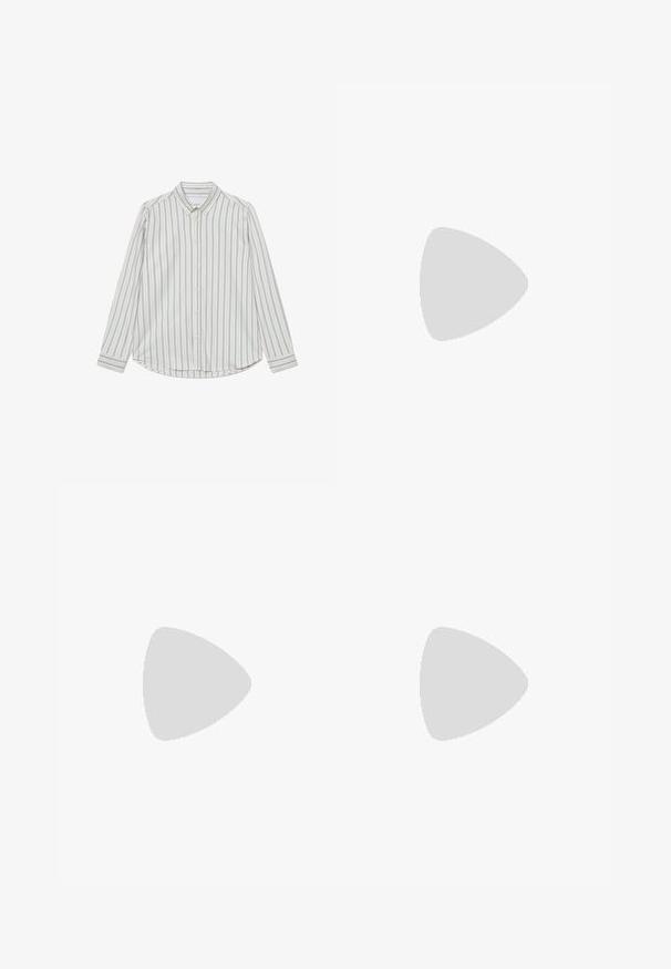 Hosszú ujjú, pamut gombos ing, függőleges kék és krémszínű csíkokkal, hegyes gallérral és lekerekített aljjal. Elöl gombokkal ellátva.; Fehér pamut ujjatlan felső kerek nyakkivágással, széles vállpántokkal és egyenes szegéllyel, sima textúrával, látható minták nélkül.; Világoskék farmernadrág egyenes szárú kivitelben, közepes derékkal, öt zsebbel, gombos és cipzáros záródással.; Fekete bőr cipők kerek orral, fűzős kialakítással és vastag, texturált talppal. Öltönyös fekete nadrággal és bordázott pulóverrel viselve.; Fekete műanyag napszemüveg zöld lencsékkel, négyzet alakú kerettel, ezüst díszítéssel a keret felső részén, valamint texturált szárakkal. A márka neve a belső száron található.