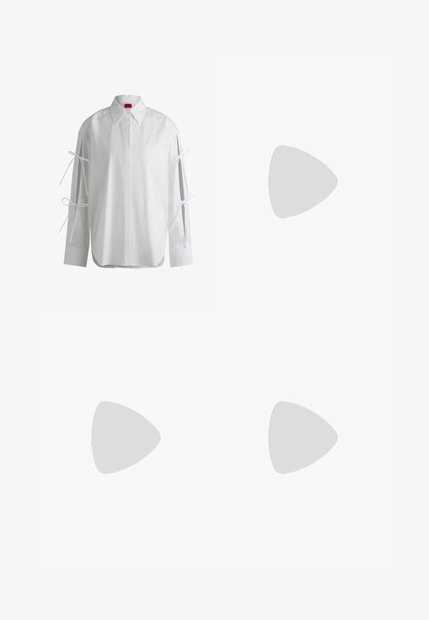 Biała koszula z długim rękawem, z wiązaniami na rękawach i zaokrąglonym dołem. Wykonana z gładkiej bawełnianej tkaniny.; Czarne dżinsy o prostym kroju, pięciopocketowym designie i zapięciu na guziki. Zawierają mosiężne nity i akcenty w haftach.; Czarne klapki na platformie z teksturowaną gumową podeszwą, z krzyżowym designem pasków i matowym wykończeniem. Logo marki subtelnie umieszczone z boku.; Naszyjnik z brązowym sznurkiem i srebrnym owalnym zawieszeniem. Zawieszenie ma gładką powierzchnię i lekkie wcięcie na środku.