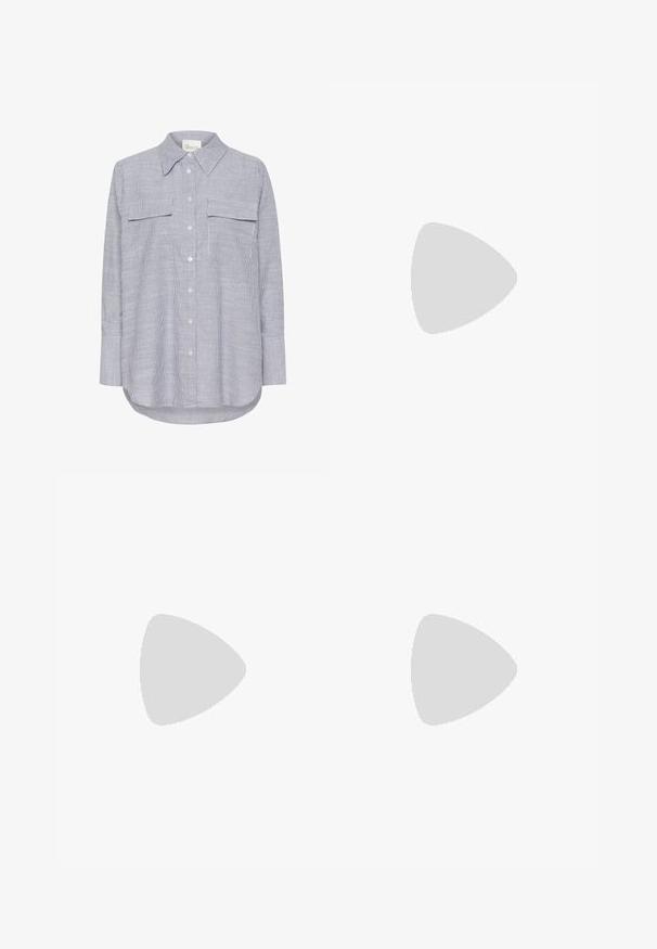 Randig skjorta i blått och vitt. Har en klassisk krage, två bröstfickor och långa ärmar med knäppa manschetter.; Vit kortärmad t-shirt i mjuk bomull, med rund halsringning och figurnära passform. Inga synliga mönster eller dekorationer.; Ljusgrå sweatpants med avslappnad passform, elastiskt midjeband, dragsko och sidofickor; tillverkade av mjukt, texturerat tyg.; Nike idrottssko i vitt och ljusrosa. Har en meshtopp och en distinkt böjd sula med synlig luftdämpning.